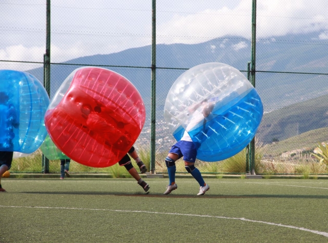 Jugadores metidos en balones